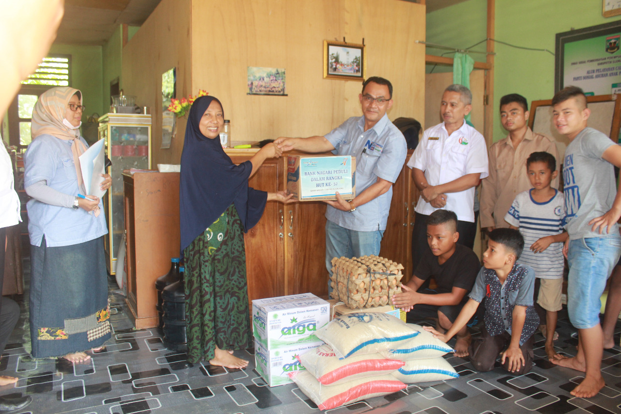 Ibu Asuh rumah pemeliharaan anak berkebutuhan khusus Muaro Sijunjung, menerima paket bantuan dari Kepala Bank Nagari Cabang Sijunjung